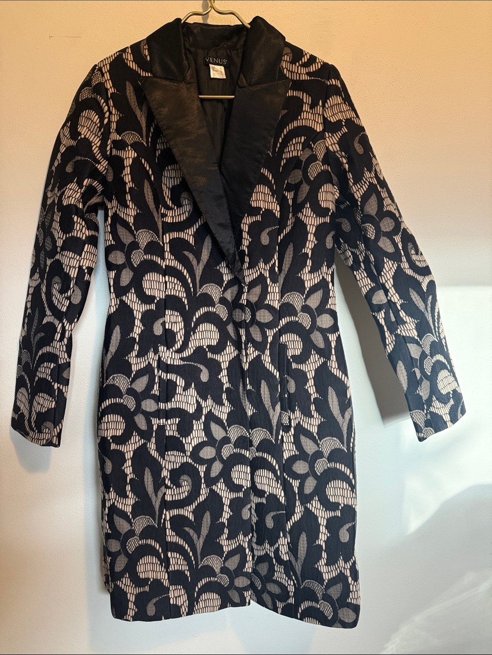 VENUS Black and Cream Floral Jacquard Long Blazer